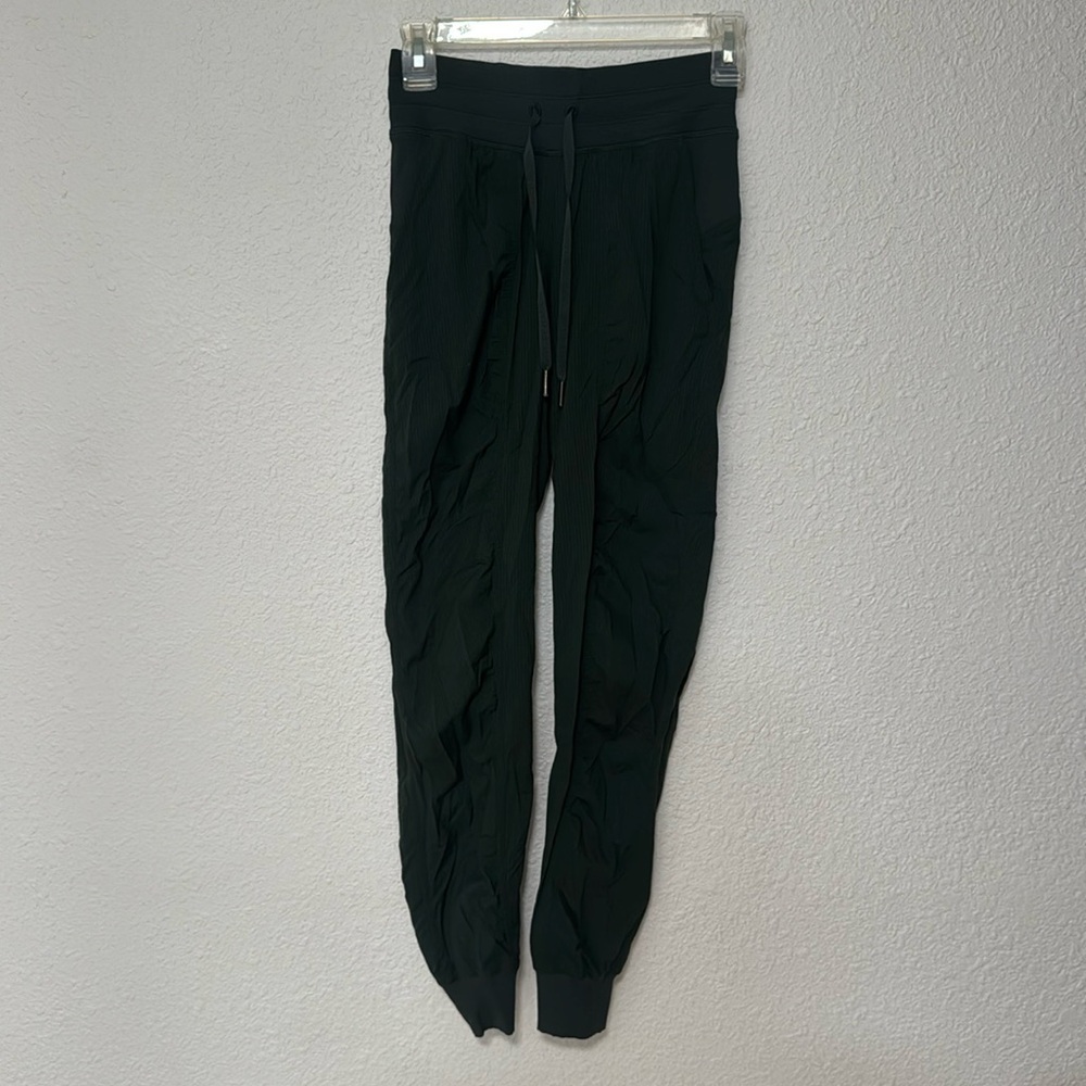 Lulu lemon dark green dance pant slightly used perfect condition size zero